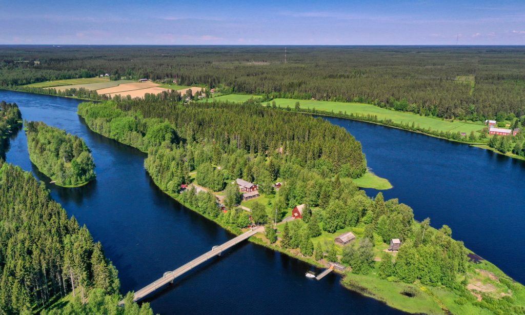 Ilmakuva kesäisestä Turkansaaresta