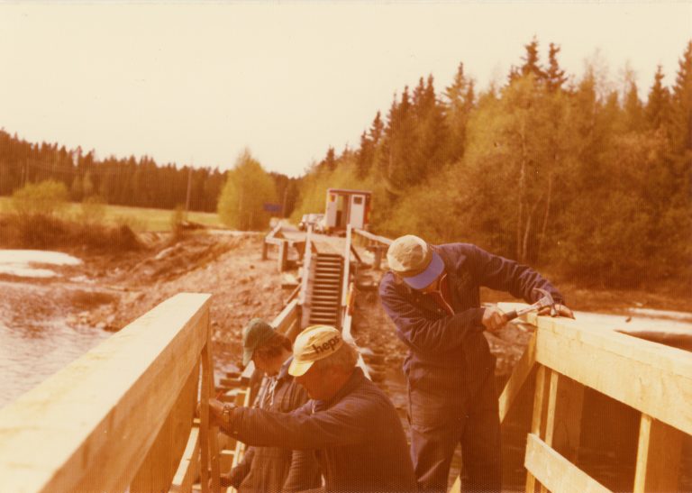Henkilöitä rakentamassa Turkansaaren siltaa. Vanha värivalokuva.