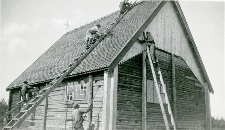 Lähes valmis kirkko, kahdet tikkaat ja työmiehiä. Vanha mustavalkoinen valokuva.